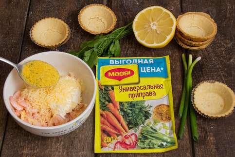 Соединить креветки с MAGGI® Приправа универсальная Букет приправ, добавить крем чиз, зеленый лук, укроп и петрушку, перемешать и наполнить массой тарталетки. Соединить креветки с MAGGI® Приправа универсальная Букет приправ, добавить крем чиз, зеленый лук, укроп и петрушку, перемешать и наполнить массой тарталетки.