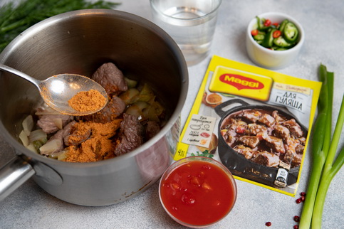 Добавить MAGGI® НА ВТОРОЕ для гуляша, воду, острый перец нарезанный колечками, помидоры в собственном соку. Тушить до готовности. Добавить MAGGI® НА ВТОРОЕ для гуляша, воду, острый перец нарезанный колечками, помидоры в собственном соку. Тушить до готовности.