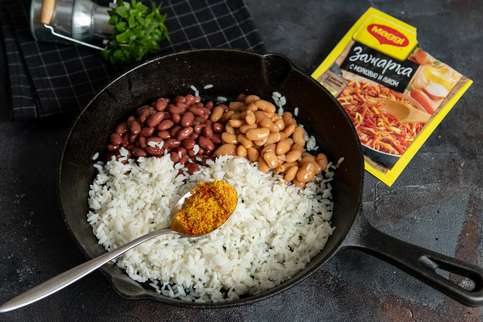 Отварить рис до готовности. Переложить рис в сковородку, посыпать MAGGI® Зажарка, добавить оба вида фасоли, тщательно перемешать и прогревать 5 минут. Отварить рис до готовности. Переложить рис в сковородку, посыпать MAGGI® Зажарка, добавить оба вида фасоли, тщательно перемешать и прогревать 5 минут.