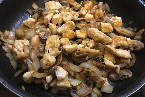 В сковороду с грибами переложите обжаренное куриное филе, перемешайте, накройте крышкой и тушите 3-4 минуты. В сковороду с грибами переложите обжаренное куриное филе, перемешайте, накройте крышкой и тушите 3-4 минуты.