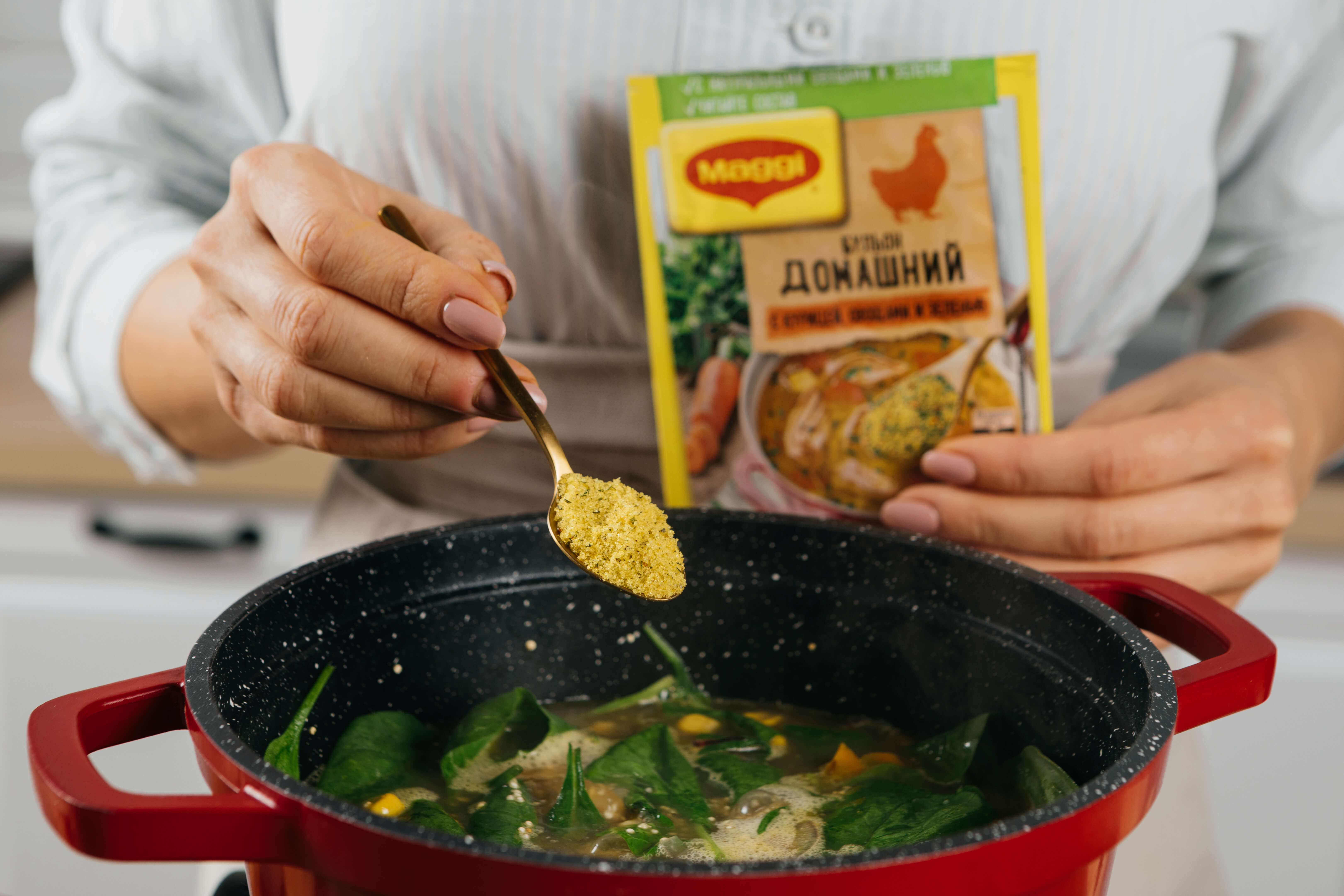 Добавить MAGGI® Бульон домашний с курицей. Влить кокосовые сливки. Варить еще семь-десять минут. Добавить MAGGI® Бульон домашний с курицей. Влить кокосовые сливки. Варить еще семь-десять минут.