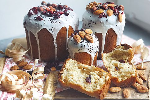 Покрыть остывшие куличи глазурью и декорировать на ваш вкус. Покрыть остывшие куличи глазурью и декорировать на ваш вкус.