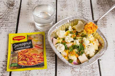 Положить в жаропрочную форму овощи и фасоль, добавить MAGGI® Зажарка,чеснок и зелень. Влить растительное масло и воду и перемешать. Поместить жаркое в духовку, разогретую до 180 градусов, и готовить 30 минут. Положить в жаропрочную форму овощи и фасоль, добавить MAGGI® Зажарка,чеснок и зелень. Влить растительное масло и воду и перемешать. Поместить жаркое в духовку, разогретую до 180 градусов, и готовить 30 минут.
