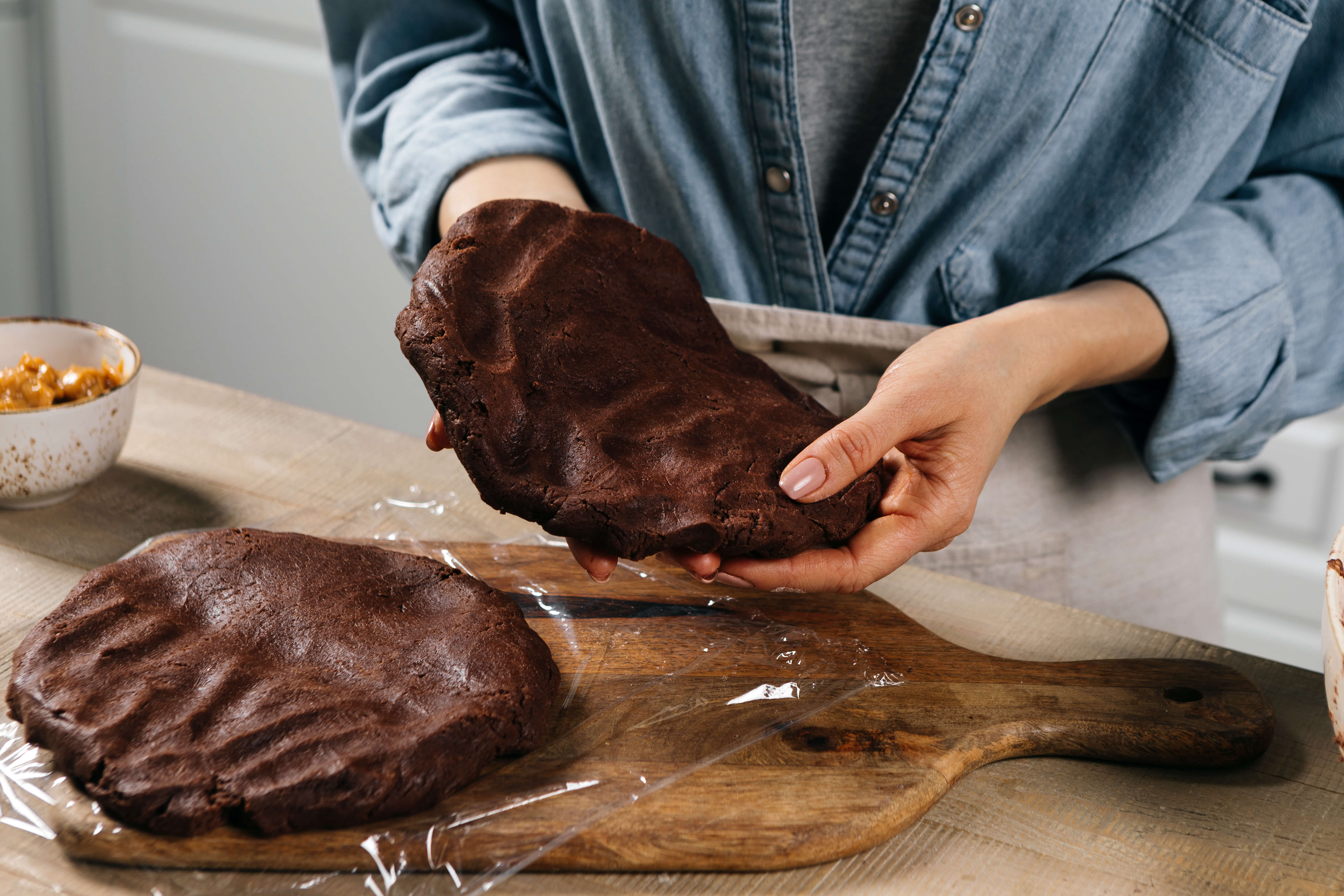 Шоколадное линцерское печенье с варёной сгущёнкой: рецепт с фото