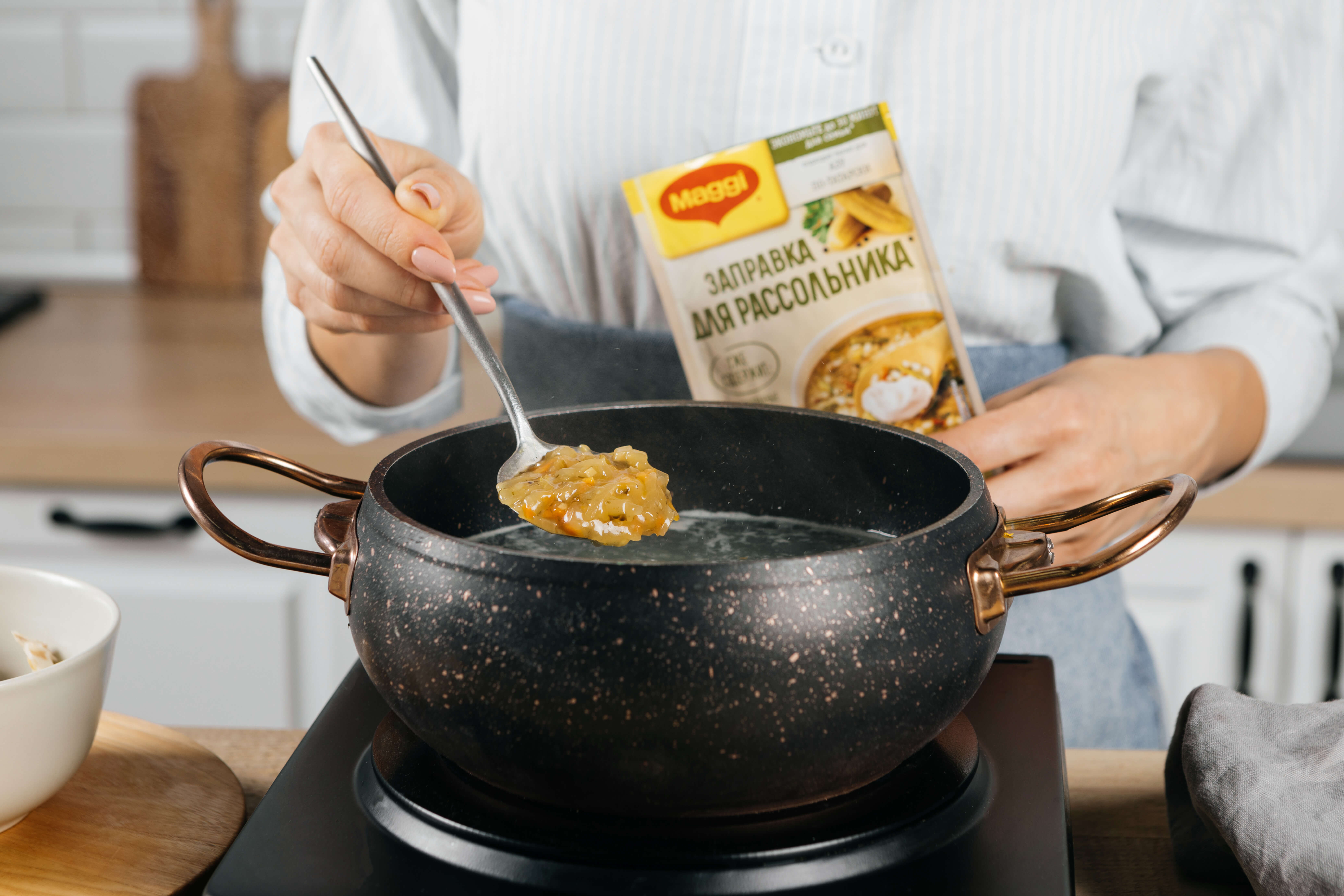 Добавить MAGGI® Приправу для рассольника и варить 5 минут. Добавить MAGGI® Приправу для рассольника и варить 5 минут.