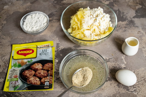 Сварить картофель, слить отвар, картофель размять в пюре. Упаковку MAGGI® НА ВТОРОЕ для котлет залить водой и оставить на 2 минуты набухнуть. Соединить с картофелем, добавить творог и яйцо, перемешать. Сварить картофель, слить отвар, картофель размять в пюре. Упаковку MAGGI® НА ВТОРОЕ для котлет залить водой и оставить на 2 минуты набухнуть. Соединить с картофелем, добавить творог и яйцо, перемешать.