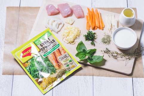 Курицу нарезать крупными кусками. Лук нарезать полукольцами, чеснок измельчить. Морковь нарезать мелкой соломкой. Сельдерей корень нарезать соломкой. Зелень измельчить. Розмарин и тимьян отделить от стеблей. Свежий базилик крупно нарвать. Курицу нарезать крупными кусками. Лук нарезать полукольцами, чеснок измельчить. Морковь нарезать мелкой соломкой. Сельдерей корень нарезать соломкой. Зелень измельчить. Розмарин и тимьян отделить от стеблей. Свежий базилик крупно нарвать.