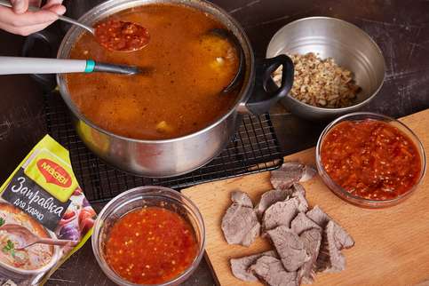 Мясо нарезать пластинками. Нарезать цуккини соломкой. Сельдерей нарезать небольшими кусочками. Помидоры черри нарезать на четвертинки. Довести бульон до кипения, положить рис и варить 10-15 минут. Добавить MAGGI® Заправка для харчо, орехи, аджику, сельдер Мясо нарезать пластинками. Нарезать цуккини соломкой. Сельдерей нарезать небольшими кусочками. Помидоры черри нарезать на четвертинки. Довести бульон до кипения, положить рис и варить 10-15 минут. Добавить MAGGI® Заправка для харчо, орехи, аджику, сельдер