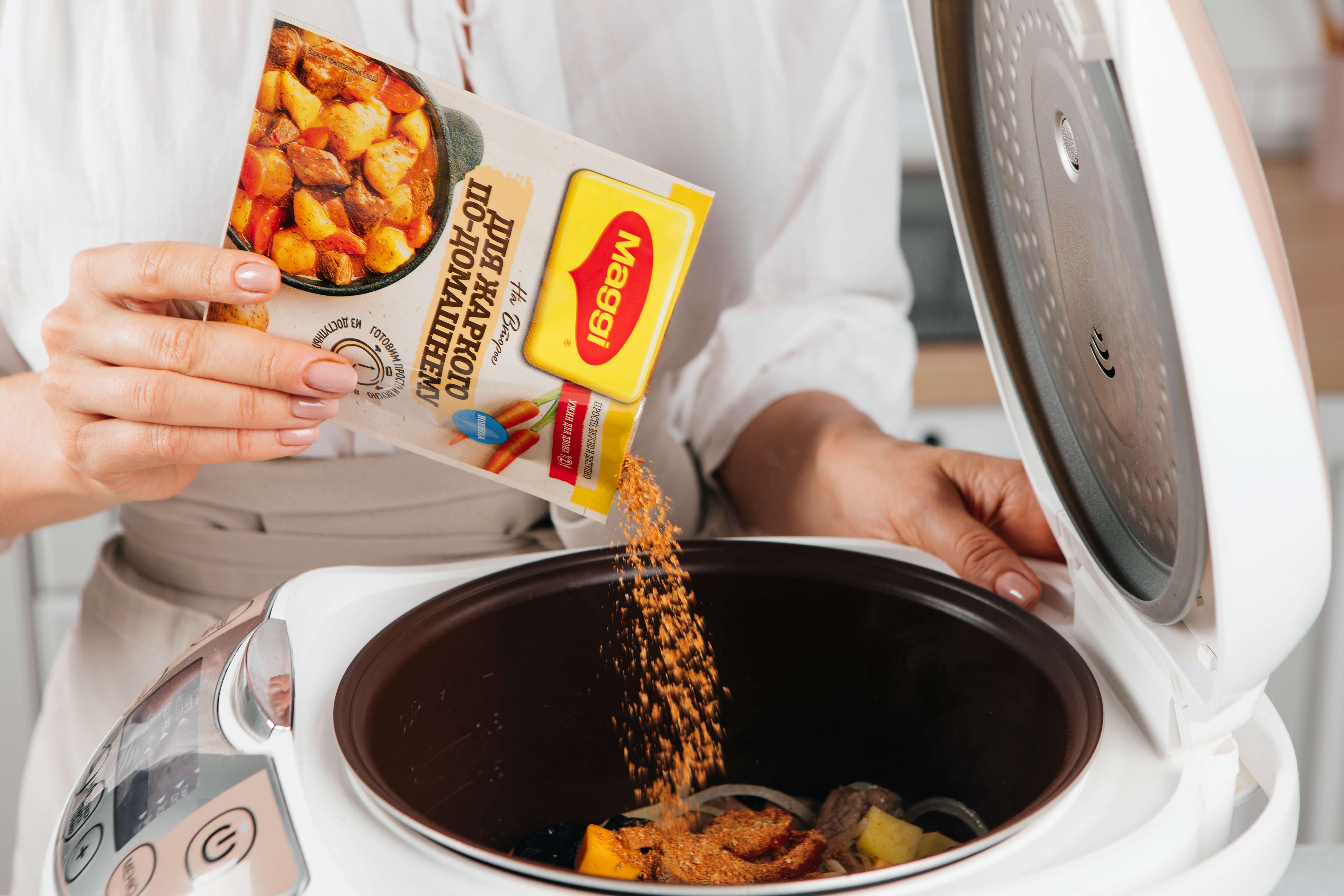 Добавить курагу, чернослив и MAGGI® На Второе для жаркого по-домашнему. Залить водой и готовить в режиме тушения 40 минут. Добавить курагу, чернослив и MAGGI® На Второе для жаркого по-домашнему. Залить водой и готовить в режиме тушения 40 минут.