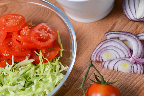 Нарежьте морковь и огурец соломкой, помидоры - тонкими кольцами. Нарежьте лук полукольцами, мелко покрошите зелень. Нарежьте морковь и огурец соломкой, помидоры - тонкими кольцами. Нарежьте лук полукольцами, мелко покрошите зелень.