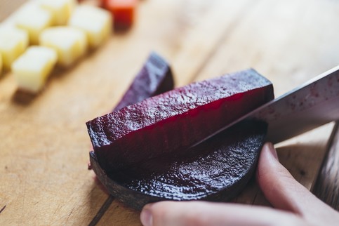 Свеклу также нарезать кубиками, полить растительным маслом. Свеклу также нарезать кубиками, полить растительным маслом.