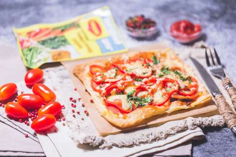Как приготовить Домашняя пицца с колбасой помидорами и сыром рецепт пошагово