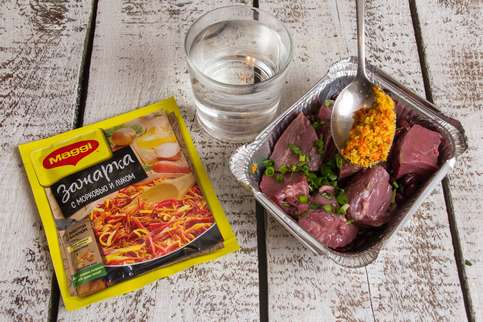 Положить в жаропрочную форму фасоль и мясо, добавить MAGGI® Зажарка, лавровый лист, чеснок и зелень. Влить растительное масло и воду и перемешать. Поместить жаркое в духовку, разогретую до 180 градусов, и готовить 40 минут. Положить в жаропрочную форму фасоль и мясо, добавить MAGGI® Зажарка, лавровый лист, чеснок и зелень. Влить растительное масло и воду и перемешать. Поместить жаркое в духовку, разогретую до 180 градусов, и готовить 40 минут.