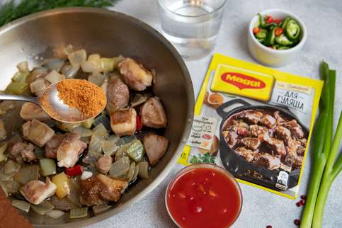 Добавить MAGGI® НА ВТОРОЕ для гуляша, воду, можжевельник и сумах, острый перец нарезанный колечками, помидоры в собственном соку. Тушить до готовности. Добавить MAGGI® НА ВТОРОЕ для гуляша, воду, можжевельник и сумах, острый перец нарезанный колечками, помидоры в собственном соку. Тушить до готовности.