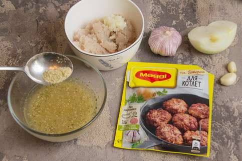 Содержимое пакетика MAGGI НА ВТОРОЕ для котлет высыпать в теплую воду, размешать и дать настояться. Смешать фарш, яйцо, лук и MAGGI НА ВТОРОЕ для котлет. Сформовать котлеты, запанировав в сухарях. Содержимое пакетика MAGGI НА ВТОРОЕ для котлет высыпать в теплую воду, размешать и дать настояться. Смешать фарш, яйцо, лук и MAGGI НА ВТОРОЕ для котлет. Сформовать котлеты, запанировав в сухарях.