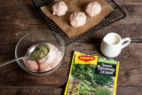 Соединить фарш с MAGGI® Приправа Весенняя зелень, добавить манку, влить сливки и тщательно перемешать. Сформировать небольшие круглые фрикадельки. Смазать жаропрочную форму растительным маслом и выложить фрикадельки. Поместить форму в духовку, разогретую Соединить фарш с MAGGI® Приправа Весенняя зелень, добавить манку, влить сливки и тщательно перемешать. Сформировать небольшие круглые фрикадельки. Смазать жаропрочную форму растительным маслом и выложить фрикадельки. Поместить форму в духовку, разогретую