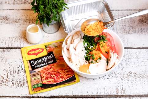 Соединить мясной фарш с кукурузной крупой, добавить яйца, болгарский перец и MAGGI® Зажарка и перемешать. Соединить мясной фарш с кукурузной крупой, добавить яйца, болгарский перец и MAGGI® Зажарка и перемешать.