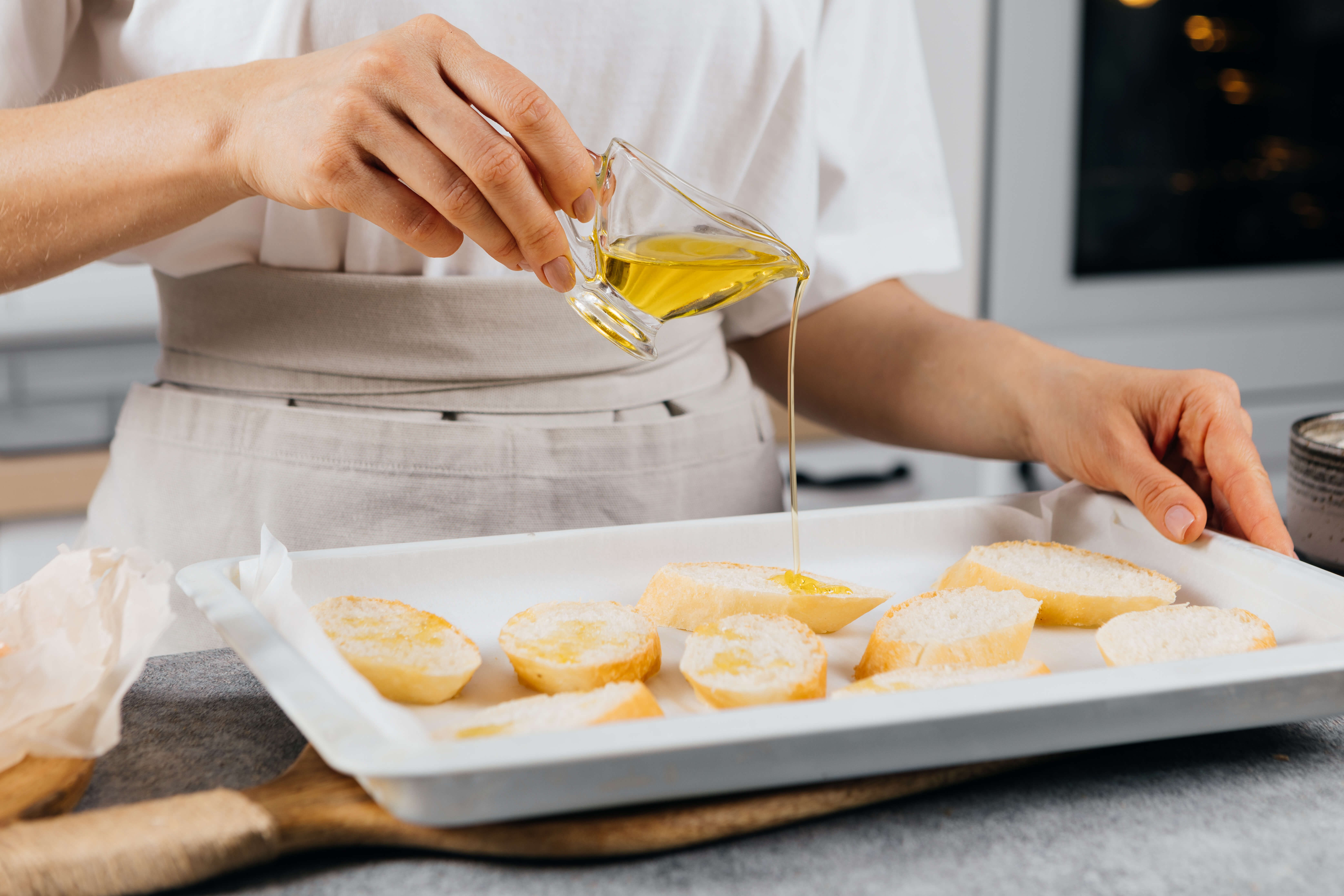 Сбрызнуть оливковым маслом и запечь до появления румяной корочки — около 7 минут. Дать остыть. Сбрызнуть оливковым маслом и запечь до появления румяной корочки — около 7 минут. Дать остыть.