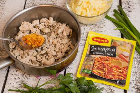 Вешенки и куриный фарш обжарить. Картофель смешать с кабачками. Смешать фарш, грибы и MAGGI® Зажарка. Яйца смешать со сливками. Вешенки и куриный фарш обжарить. Картофель смешать с кабачками. Смешать фарш, грибы и MAGGI® Зажарка. Яйца смешать со сливками.