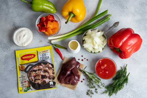Нарезать лук кубиком. Болгарский перец нарезать кубиком. Куриную печень промыть, очистить от сосудов и нарезать. Нарезать лук кубиком. Болгарский перец нарезать кубиком. Куриную печень промыть, очистить от сосудов и нарезать.