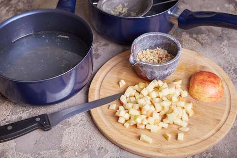 Залить мясо водой и сварить бульон. Вынуть и остудить мясо, нарезать небольшими кусочками. Бульон процедить через частое сито. Измельчить грецкие орехи. Яблоко очистить, удалить семена, нарезать мелкими кубиками. Белую часть лука порея нарезать. Залить мясо водой и сварить бульон. Вынуть и остудить мясо, нарезать небольшими кусочками. Бульон процедить через частое сито. Измельчить грецкие орехи. Яблоко очистить, удалить семена, нарезать мелкими кубиками. Белую часть лука порея нарезать.