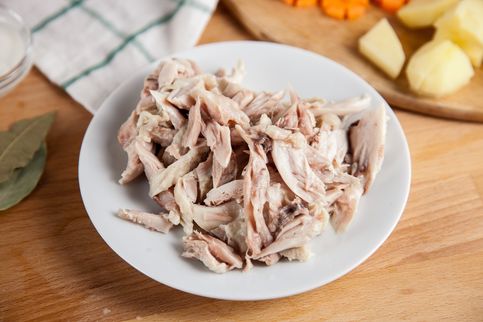 Отварные куриные голени достать из бульона (лучше сразу снять с них мясо и добавить его потом в тарелки при подаче). Отварные куриные голени достать из бульона (лучше сразу снять с них мясо и добавить его потом в тарелки при подаче).