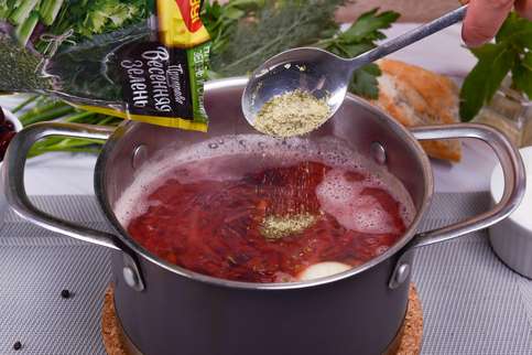 Добавьте в кастрюлю MAGGI® Приправа Весенняя зелень, сахар и лавровый лист. Добавьте в кастрюлю MAGGI® Приправа Весенняя зелень, сахар и лавровый лист.