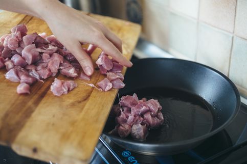 Гречка по-купечески готовится в несколько этапов. Для начала нужно подготовить ингредиенты:
нарезать мясо маленькими кубиками. Гречка по-купечески готовится в несколько этапов. Для начала нужно подготовить ингредиенты:
нарезать мясо маленькими кубиками.
