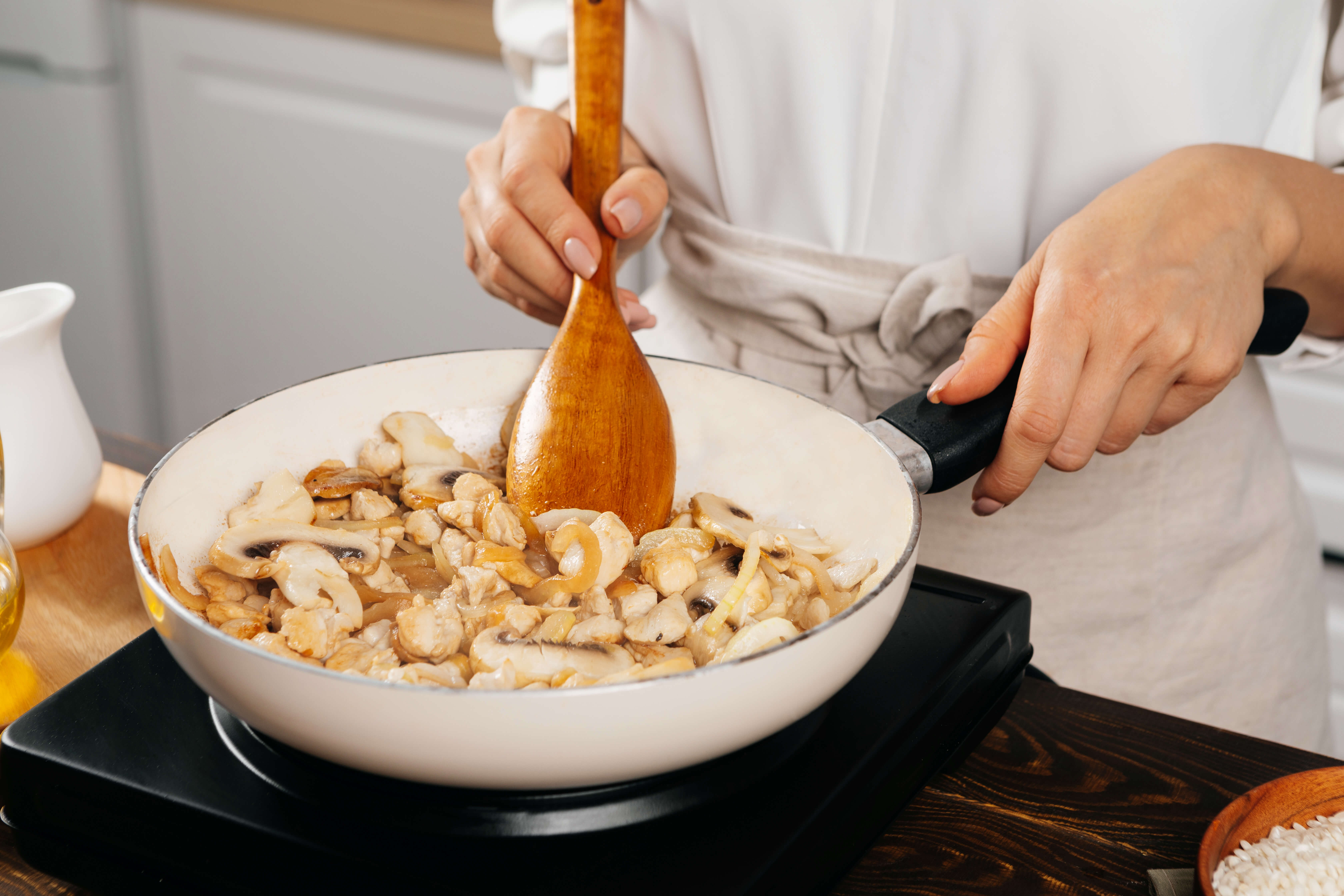 Разогреть растительное масло. Обжарить курицу с луком и грибами в течение 3-5 минут, периодически помешивая. Разогреть растительное масло. Обжарить курицу с луком и грибами в течение 3-5 минут, периодически помешивая.
