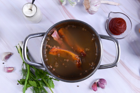 Нарежьте шейку порционными кусочками, ребрышки - вдоль кости и добавьте в кастрюлю. Доведите до кипения. Нарежьте шейку порционными кусочками, ребрышки - вдоль кости и добавьте в кастрюлю. Доведите до кипения.