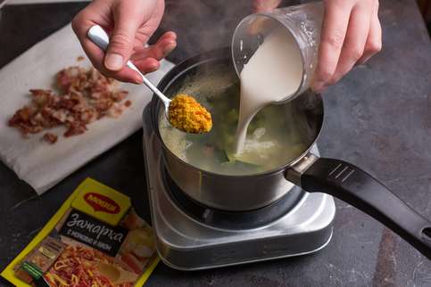 Добавить в кастрюлю сливки и MAGGI® Зажарка с морковью и луком. Тщательно перемешать и кипятить ещё пять минут. Добавить в кастрюлю сливки и MAGGI® Зажарка с морковью и луком. Тщательно перемешать и кипятить ещё пять минут.