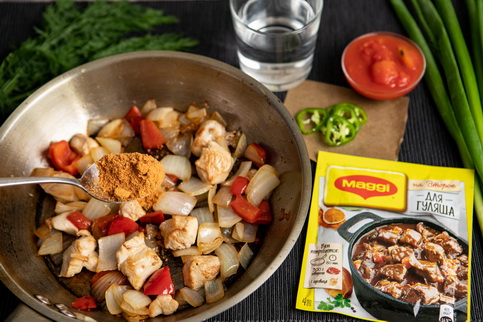 Добавить MAGGI® НА ВТОРОЕ для гуляша, воду и помидоры в собственном соку. Тушить до готовности. Добавить MAGGI® НА ВТОРОЕ для гуляша, воду и помидоры в собственном соку. Тушить до готовности.
