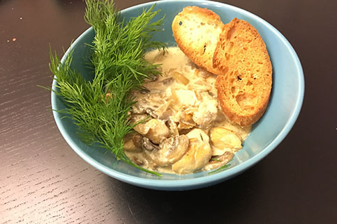 Влейте сливки, добавьте приправу MAGGI®, щепотку черного молотого перца и соль по вкусу. Перемешайте, снова накройте крышкой и тушите ещё около 5 минут.
Курица с грибами в сливках готова: украсьте веточками укропа. Влейте сливки, добавьте приправу MAGGI®, щепотку черного молотого перца и соль по вкусу. Перемешайте, снова накройте крышкой и тушите ещё около 5 минут.
Курица с грибами в сливках готова: украсьте веточками укропа.