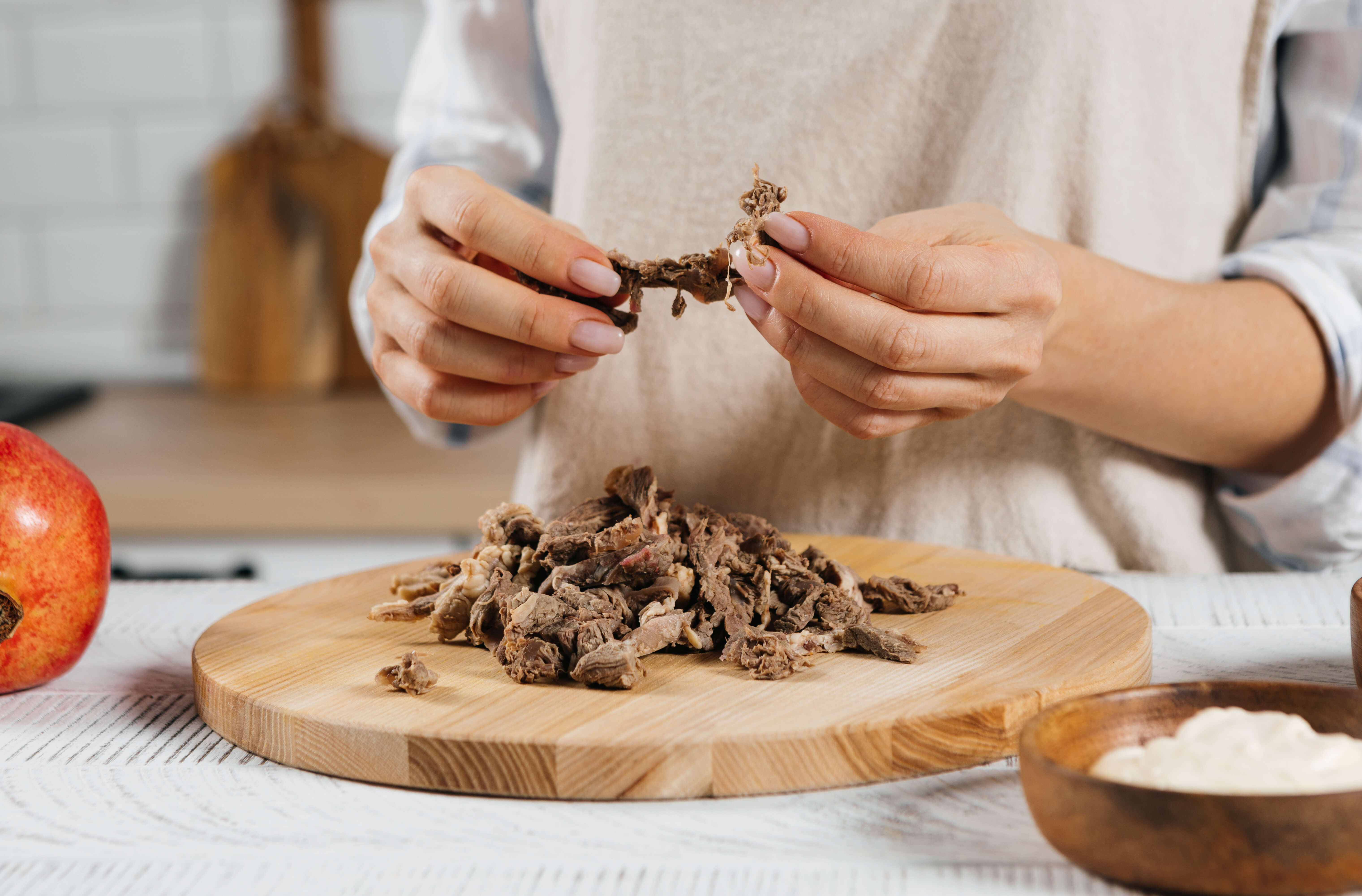 Варить мясо до готовности, периодически снимая пену. Дать остыть и разобрать на короткие волокна. Варить мясо до готовности, периодически снимая пену. Дать остыть и разобрать на короткие волокна.