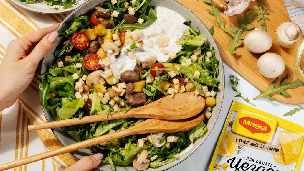 Летний салат с зеленью, куриными сердечками и кабачками: рецепт с фото