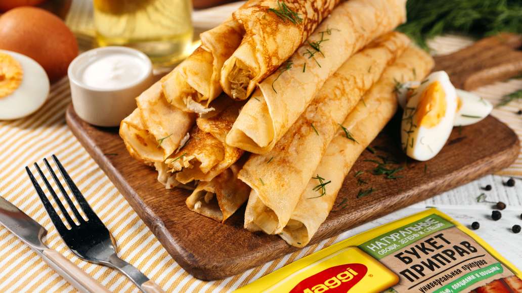 Тонкие блины с диетической начинкой из курицы и яиц - рецепт от Магги