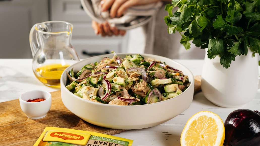 Салат с авокадо, консервированным тунцом и огурцами - рецепт от Магги