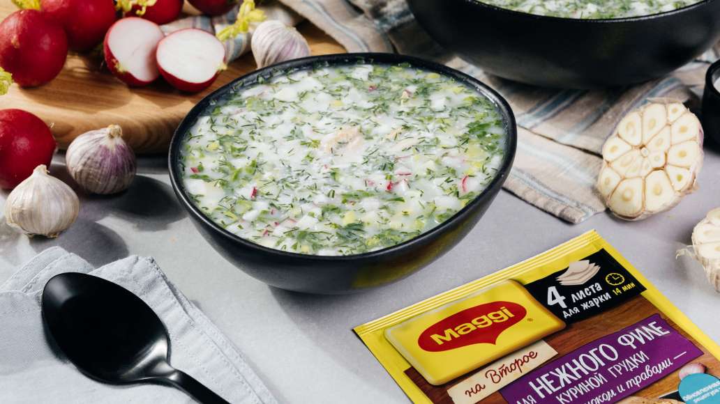 Окрошка с чесночной курицей и шпинатом на сметане и кефире - рецепт приготовления с фото от Maggi.ru