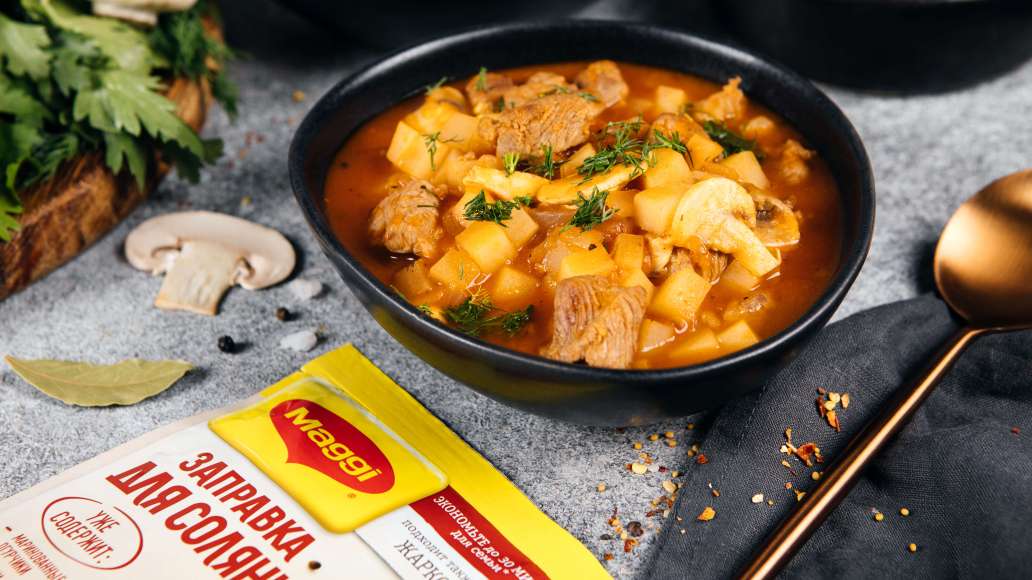 Сытное жаркое из свинины с овощами и грибами - рецепт приготовления с фото от Maggi.ru