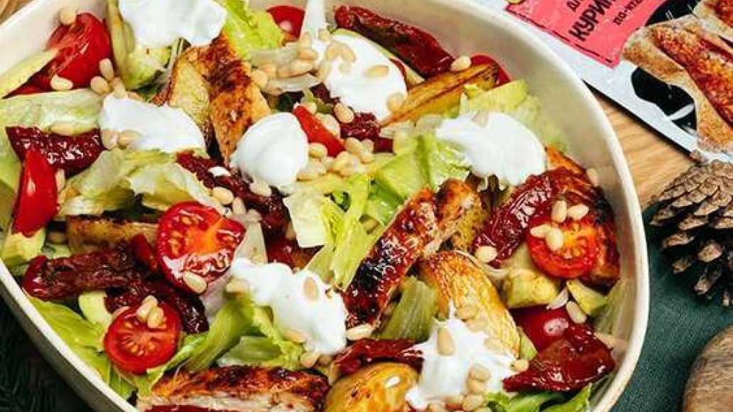 Праздничный салат с курицей, авокадо, вялеными томатами и кедровыми орешками, пошаговый рецепт с фото