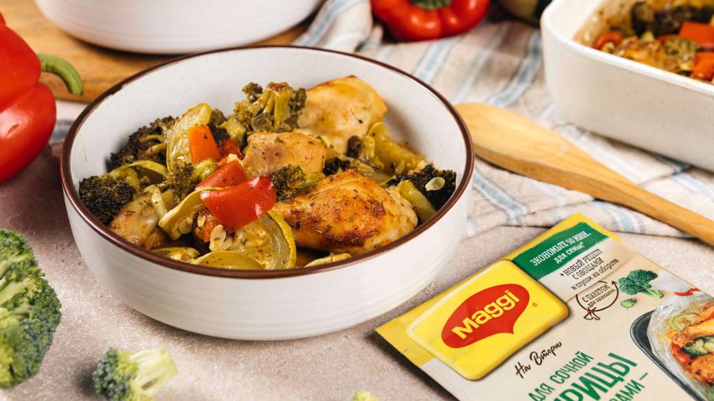 Запеченная сочная курица с овощами и травами - рецепт от Магги