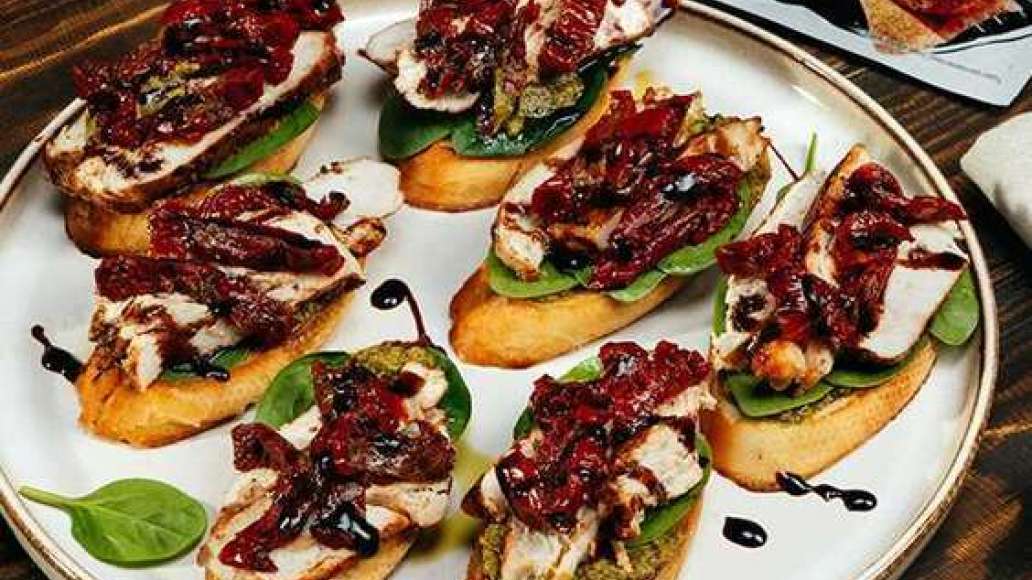 Хрустящая брускетта с курицей, вялеными томатами и соусом песто, пошаговый рецепт с фото