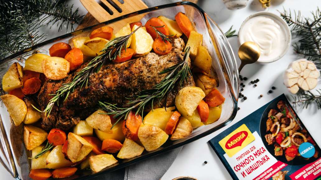 Запечённая в духовке свинина с овощами и розмарином: рецепт с фото