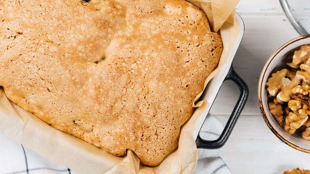 Пышная шарлотка с черносливом и хрустящими орешками: рецепт с фото