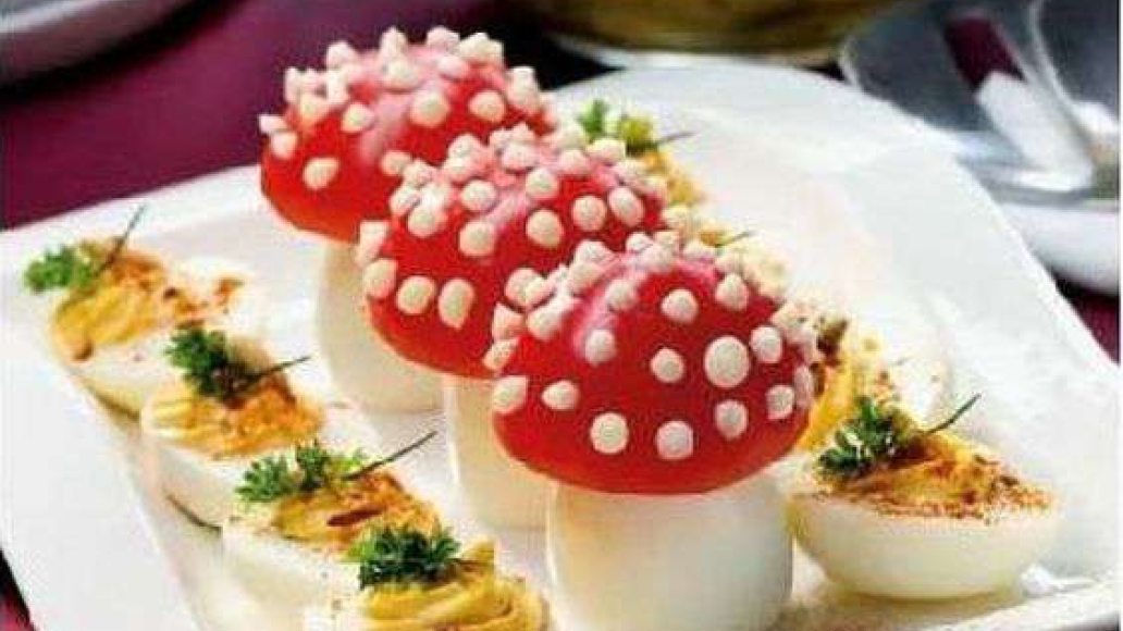 Мухоморы из помидоров с яйцом и картофельным салатом: рецепт с фото