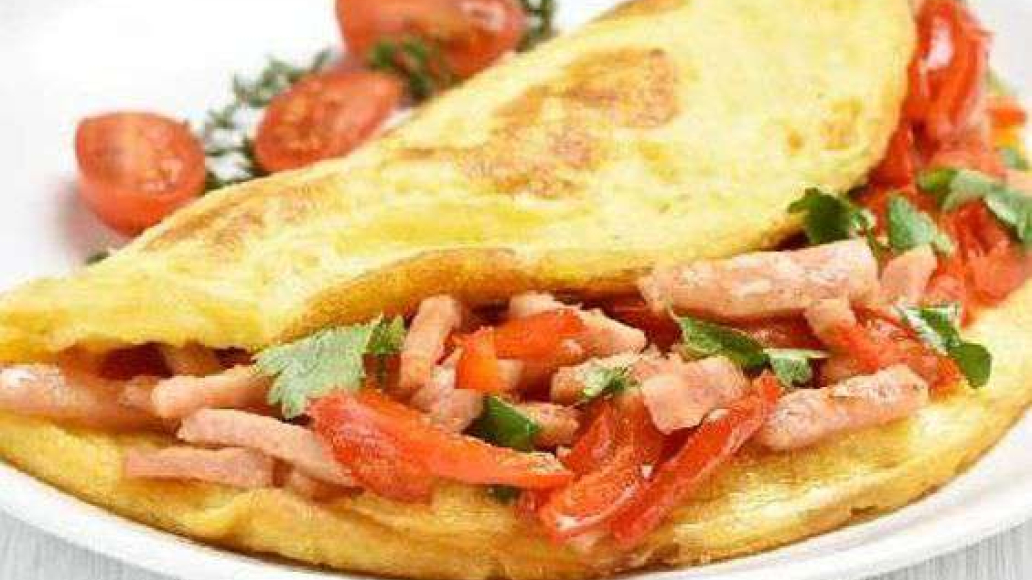 Нежный омлет с ветчиной и помидорами - рецепт приготовления с фото от Maggi.ru