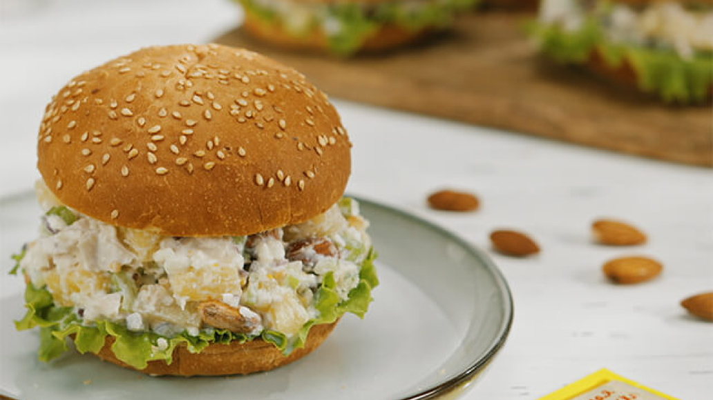 Салат-сэндвич с курицей и ананасами для сытного перекуса: рецепт с фото