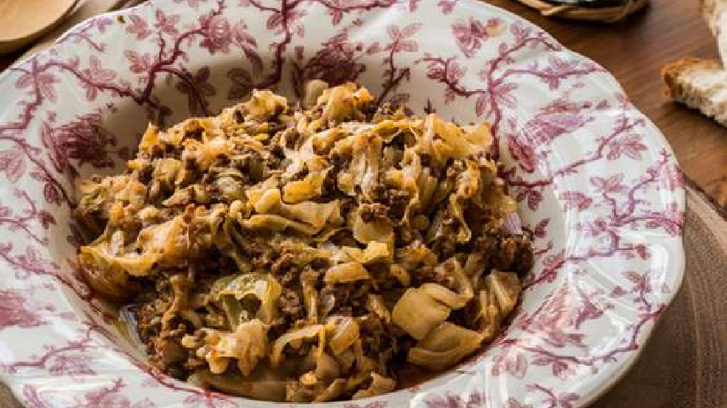 Тушеная капуста с мясным фаршем на сковороде — рецепт с фото от Maggi.ru