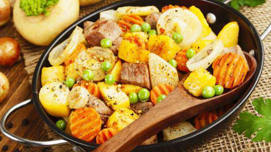 Тушеное мясо с картофелем и зеленым горошком — рецепт с фото от Maggi.ru