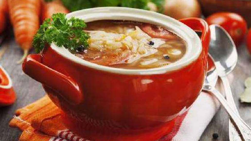 Горшочек с картошкой, квашеной капустой и сосисками: рецепт с фото